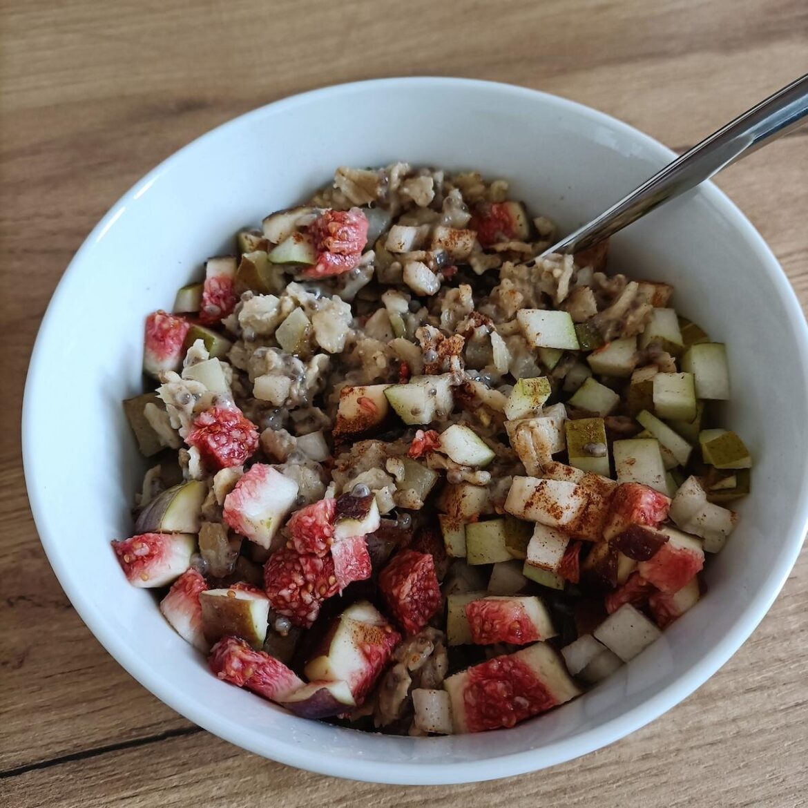 ngl feel like I nailed it with this combo of oats, chia seeds, a pear and figs (366 cals)