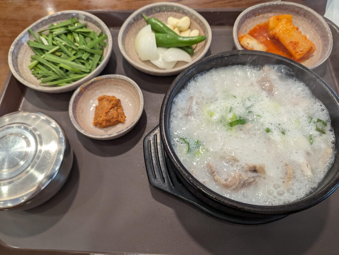 Dwaejigukbap near Busan station - 더도이종가집돼지국밥 부산역점