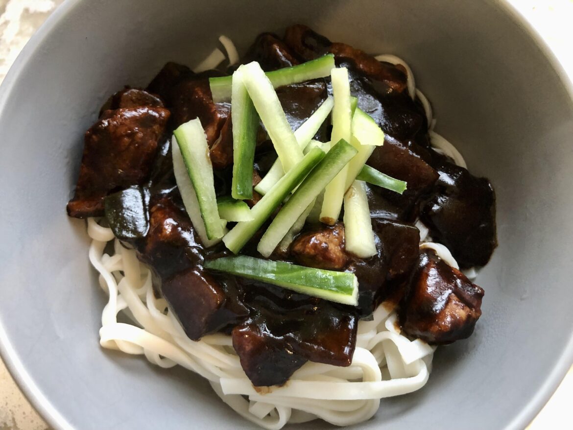 finally found chunjang the rare time it was in stock in a shop an hour away from me and got to make my own homemade jjajangmyeon for the first time!