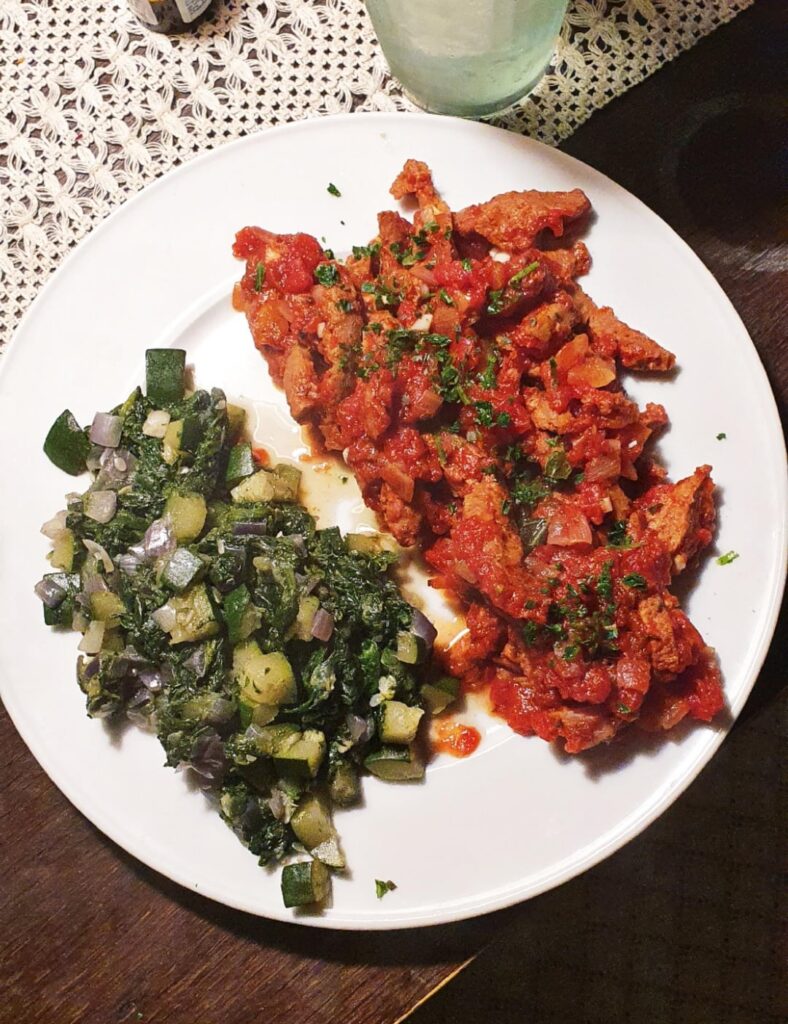 341 kcal, 30gP, 41gC, 3gF: vegan Goulash & a side of veg