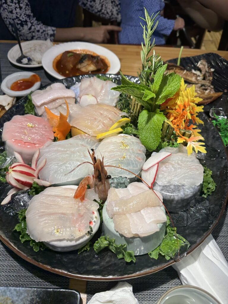 Hoe and assorted side dishes