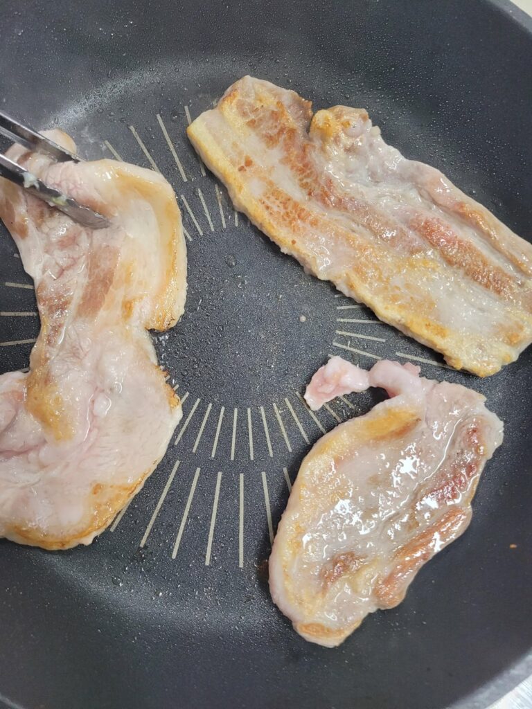 삼겹살(pork belly,samgyeobsal) and 가자미구이 (grilled flounder)