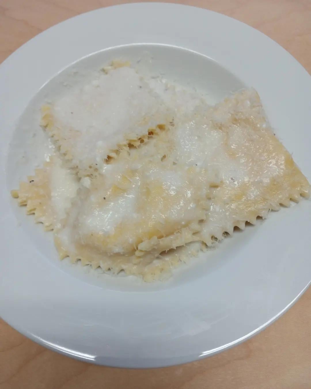 Ricotta and cranberry Gouda ravioli with béchamel sauce Dining and