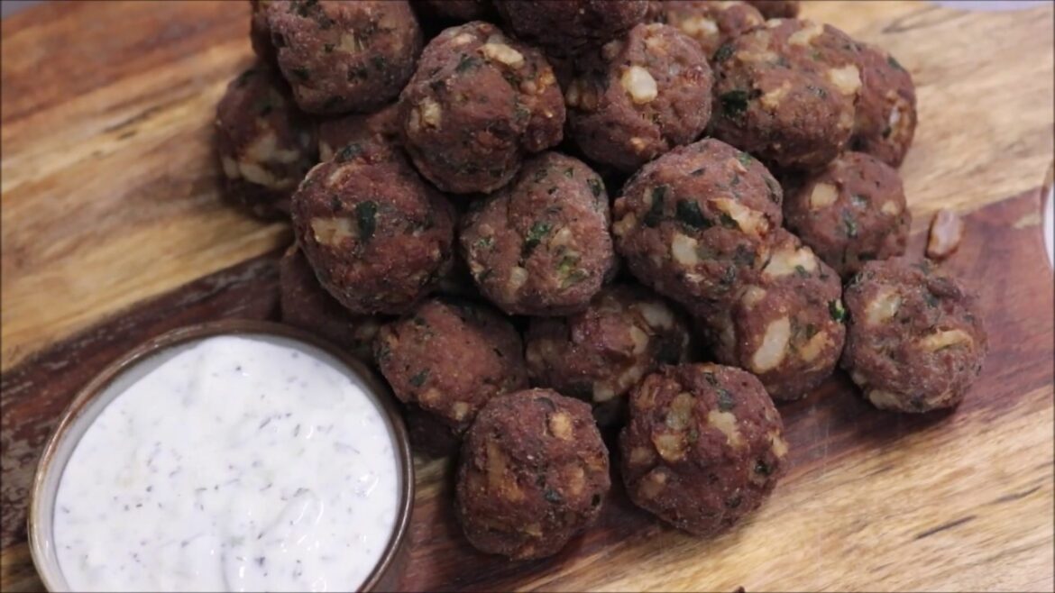 How To Make Keftedes (Greek Meatballs) How To Make Keftedes (Greek Meatballs)