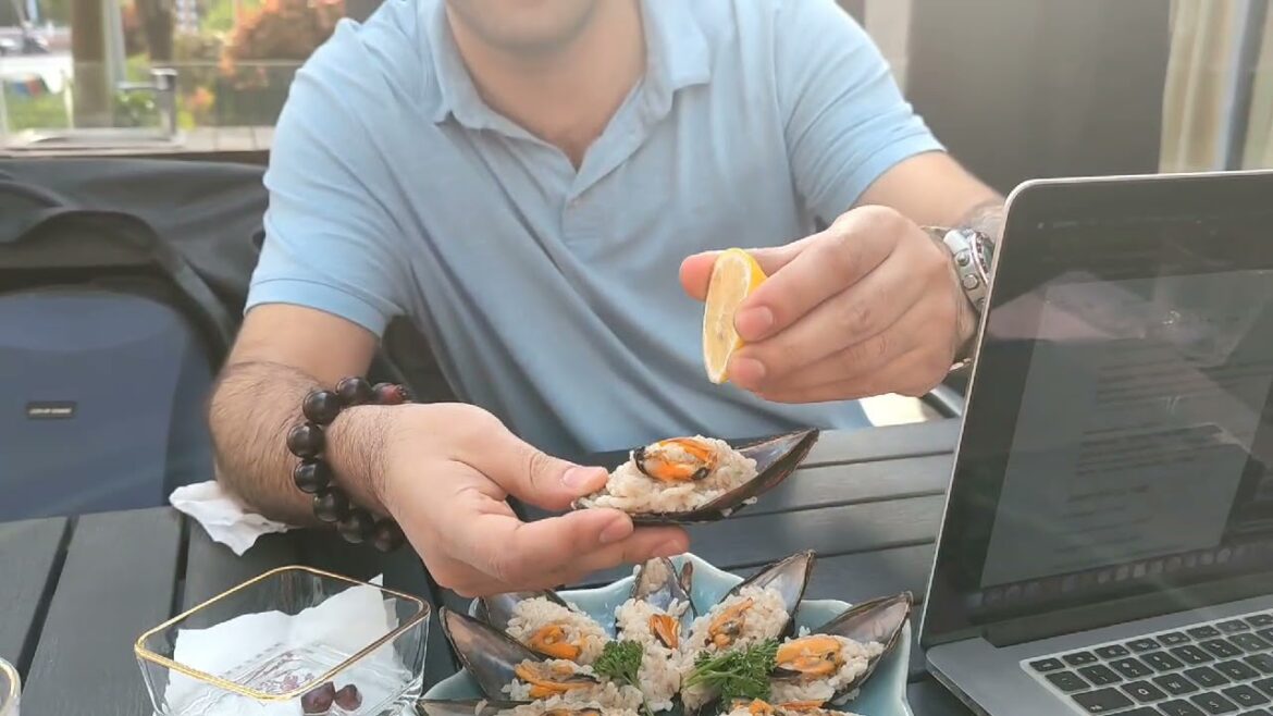 Trying Authentic Turkish Midye Dolma For The First Time In China!  Eating GREAT FOOD!