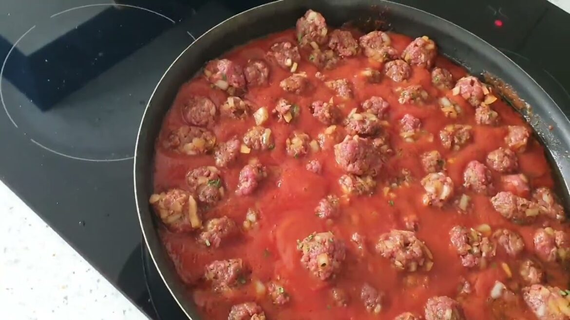 Moroccan tomatoe and kofta tagine
