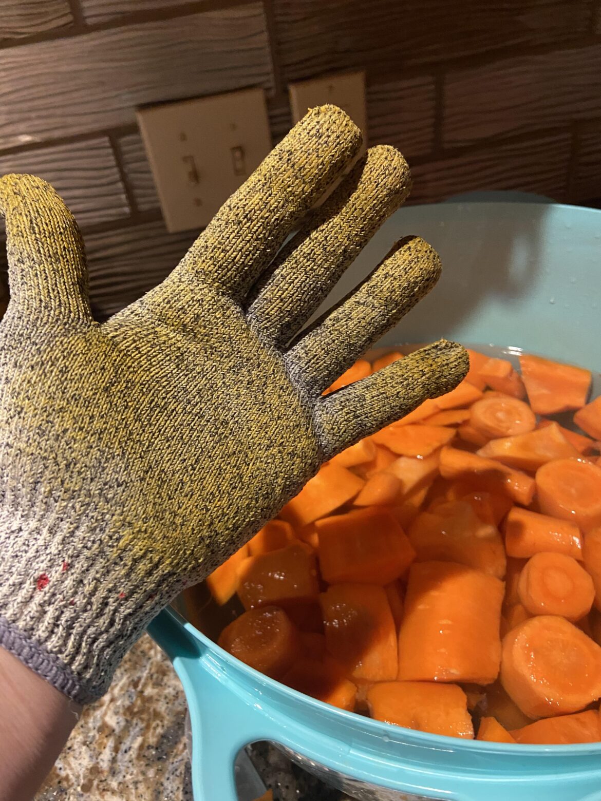 Cut resistant gloves