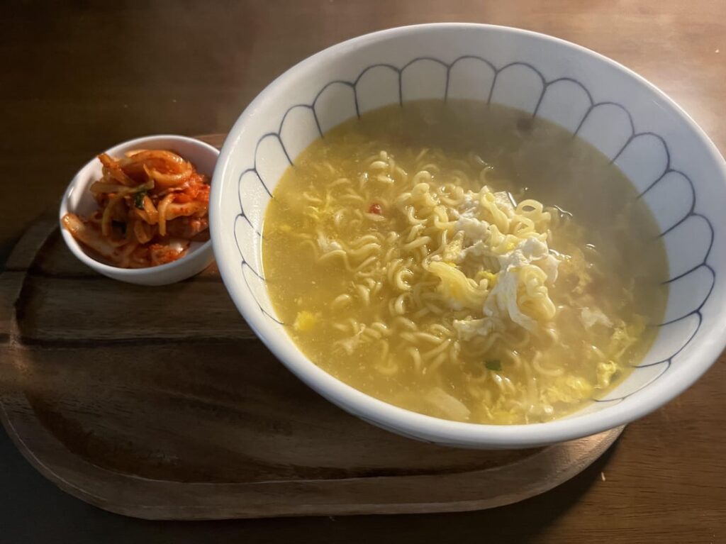 Kkokkomyeon (chicken needle ramyeon) and kimchi