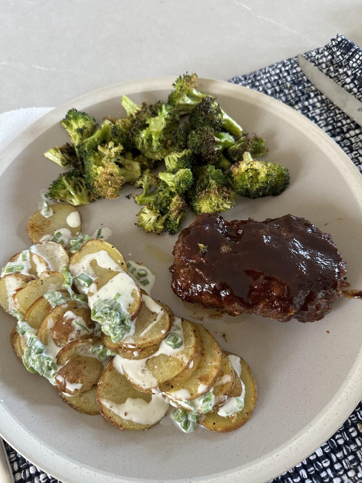 Bbq meatloaves with shingles potatoes and broccoli