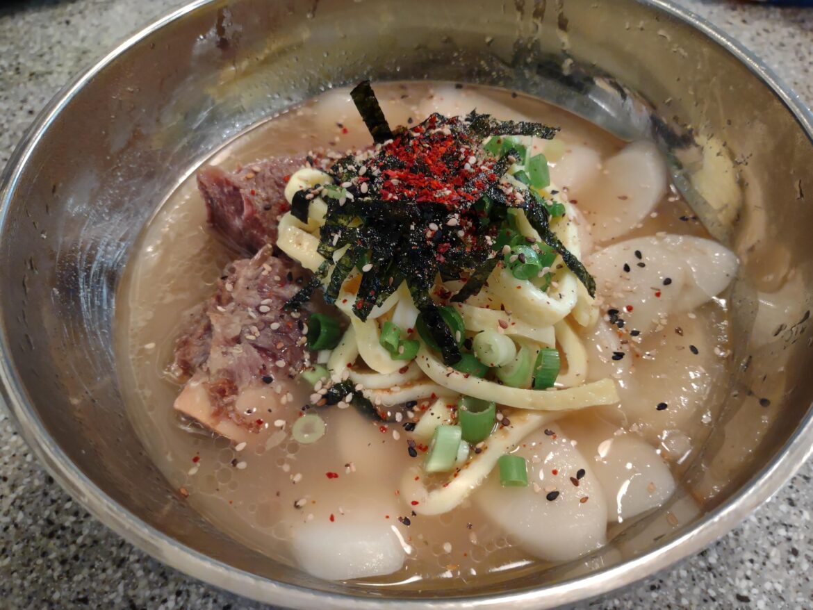 Cold rainy weather means tteokguk time!