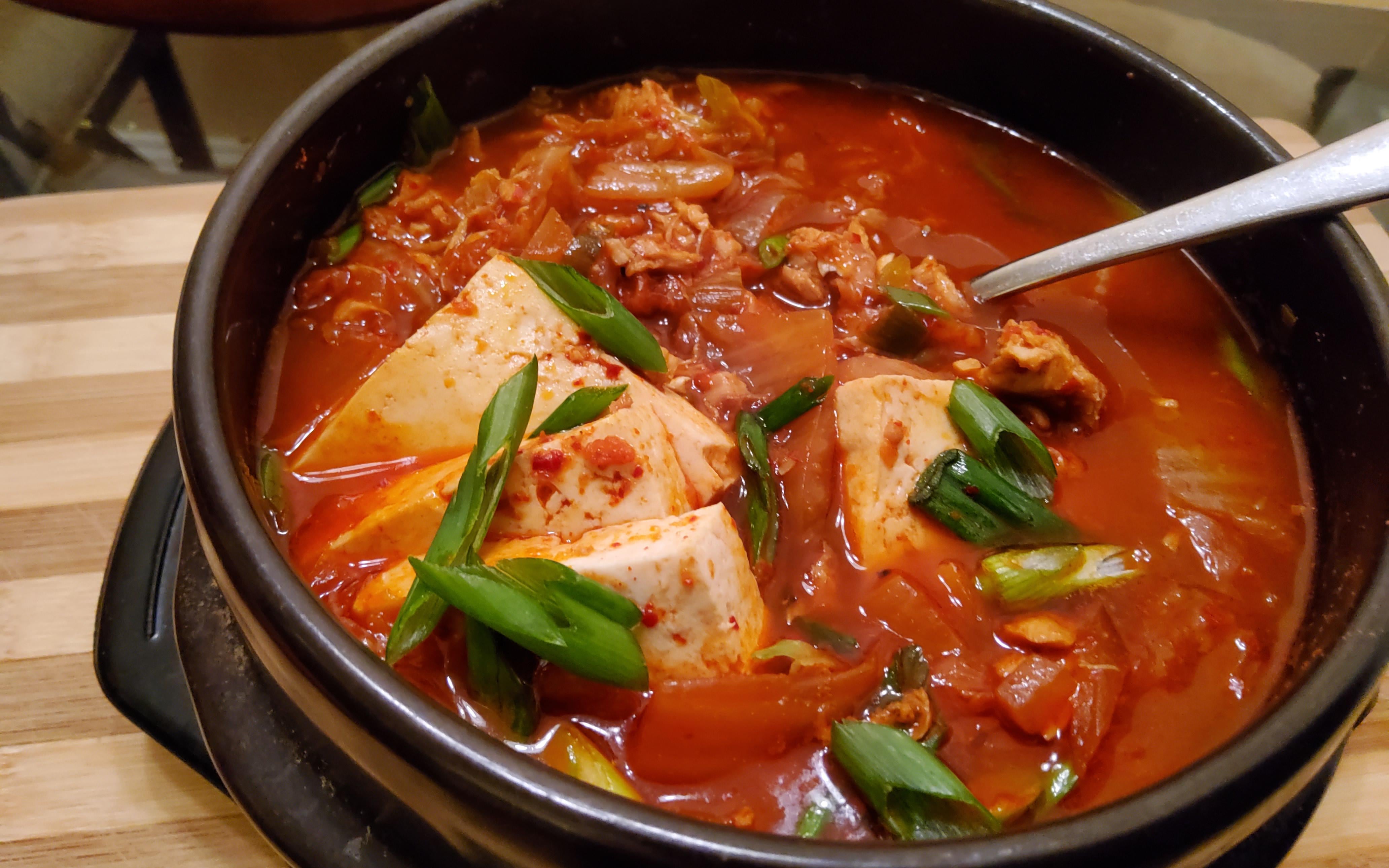 kimchi-jjigae-with-canned-tuna-dining-and-cooking
