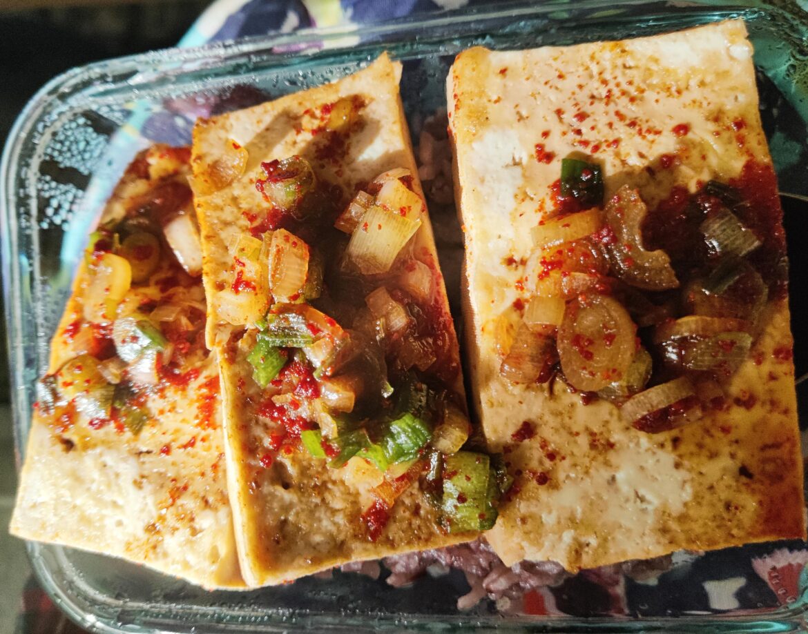 Work lunch - braised tofu over purple rice. I never tire of tofu cooked this way 🤤