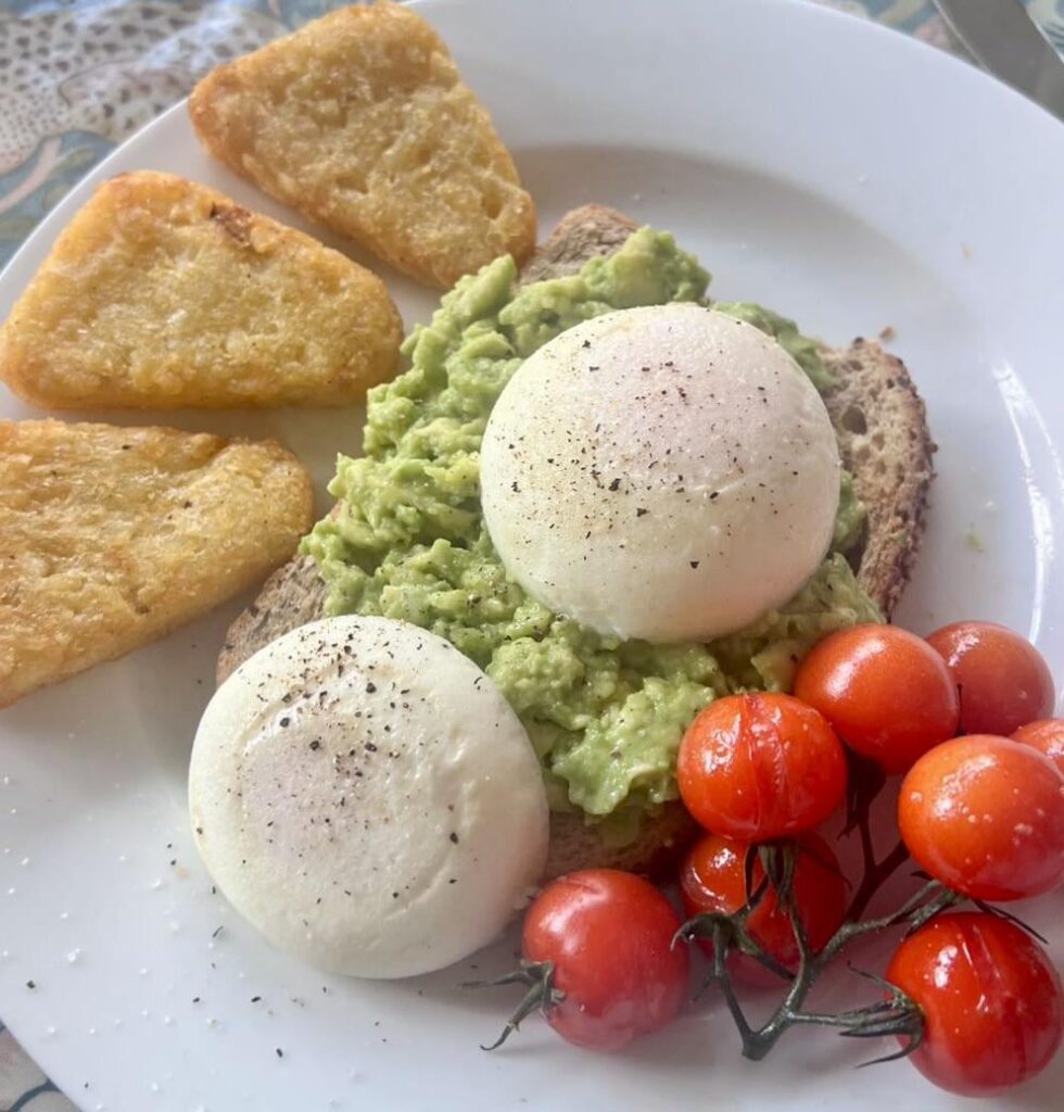 Avo on toast with poached egg 😊