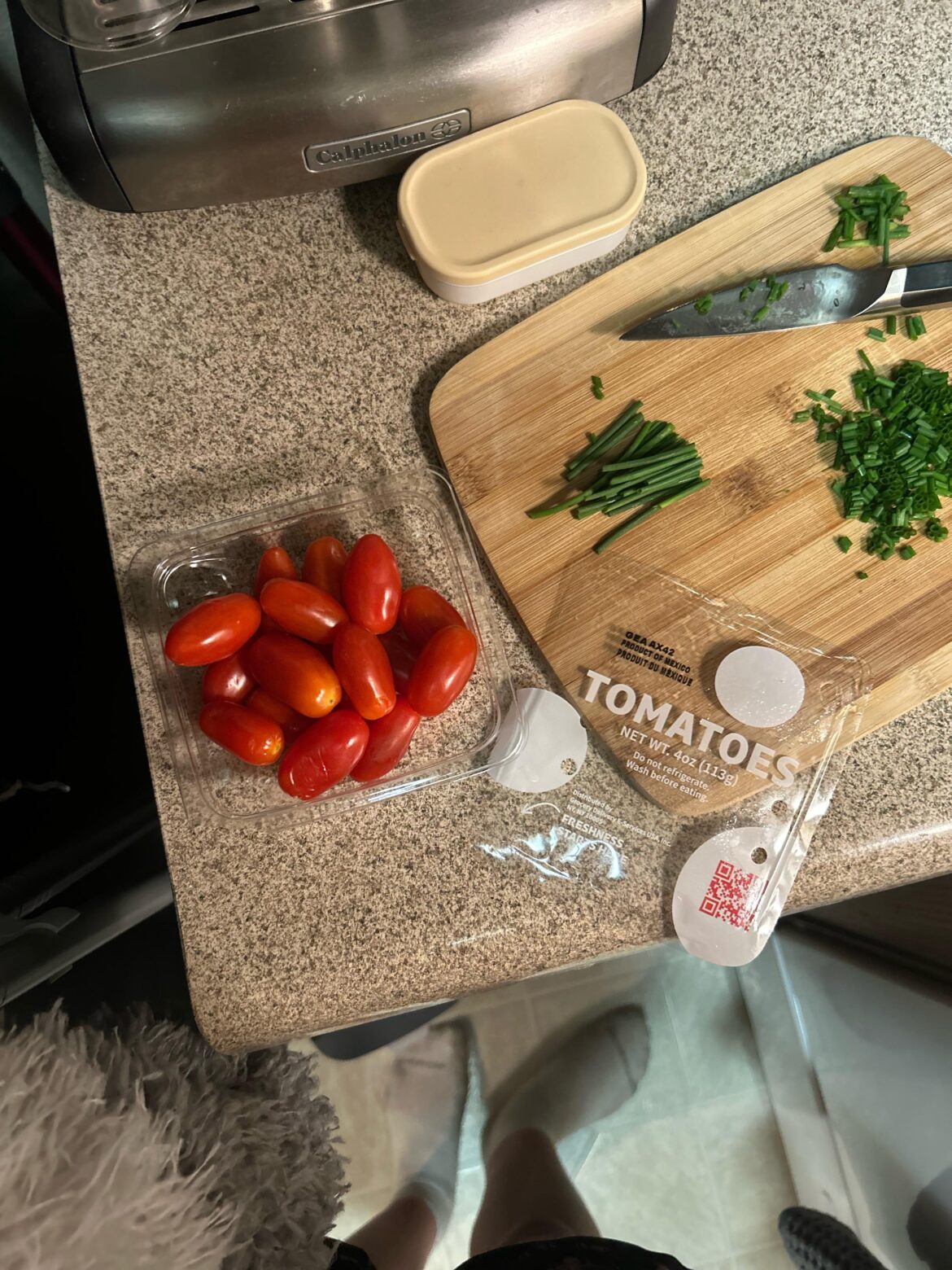Cherry tomatoes arrived with broken seal. Should I still eat?