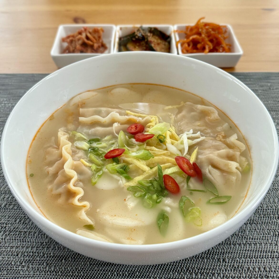 Tteok mandu guk for a chilly day