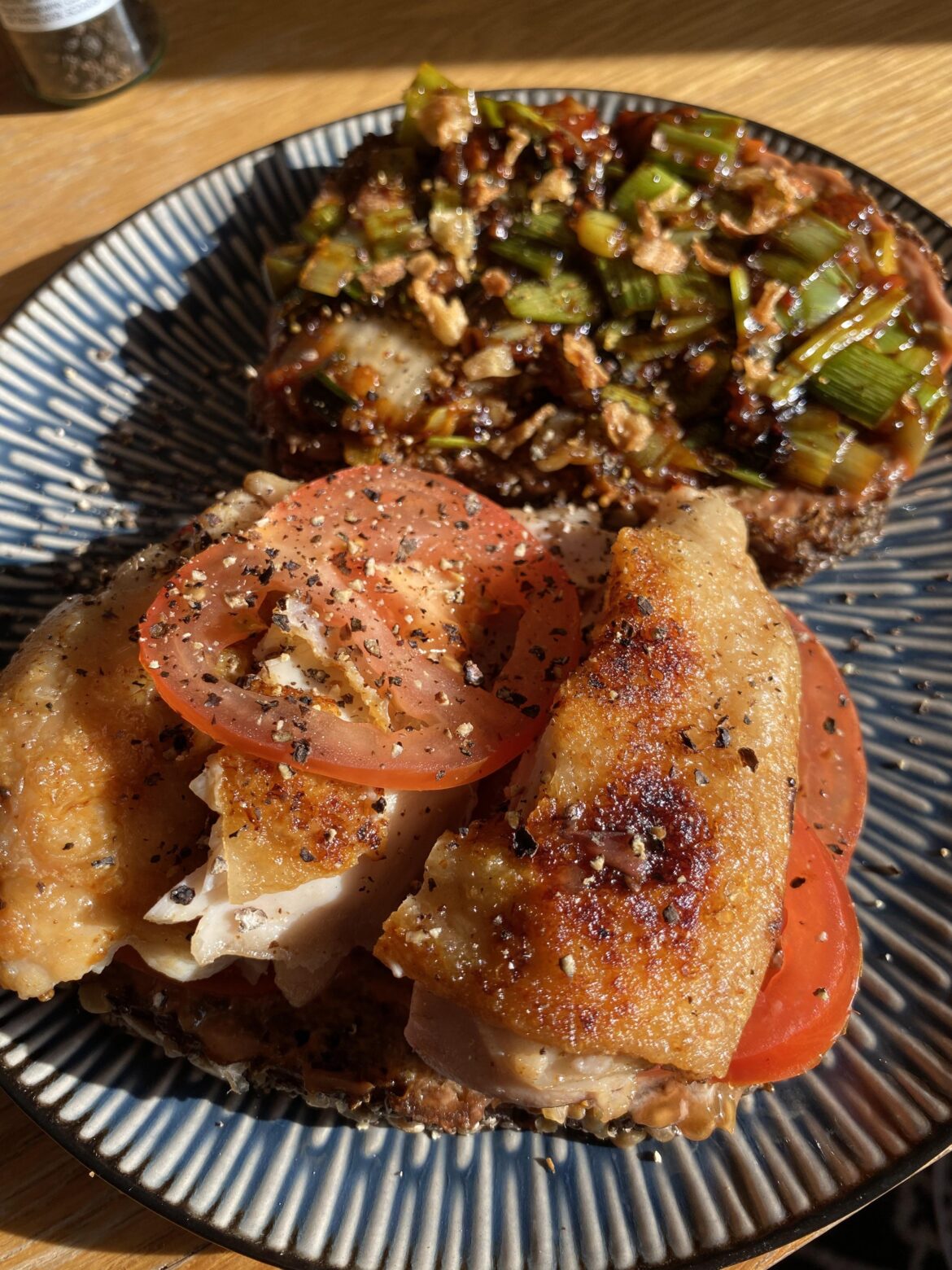 Chicken sandwich with leek jam