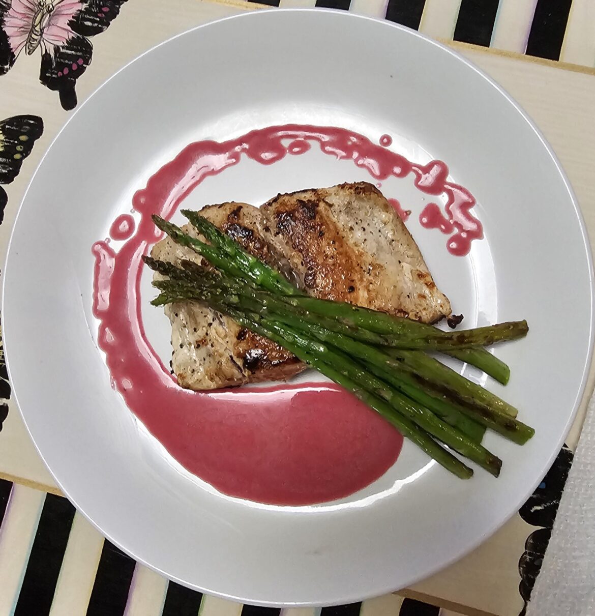 [Homemade] Pan Seared Mahi Mahi, Asparagus, and Blackberry Beurre Blanc