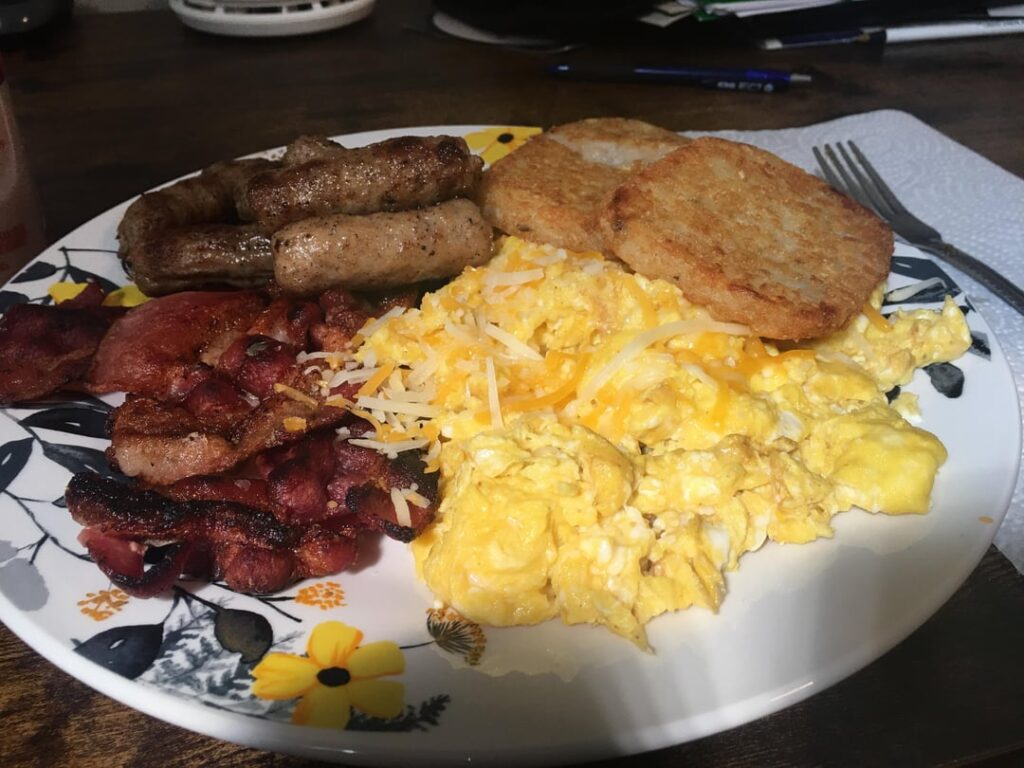 [Homemade] American Breakfast - Cheesy scrambled eggs, sausage links, bacon, and hash browns