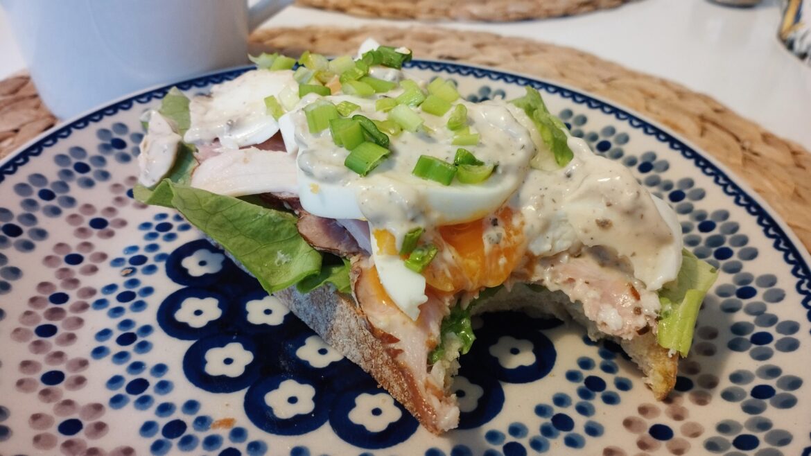 Open sandwich with buttersalad, ham, soft boiled egg, porcini sauce, green onion. Happy breakfast!