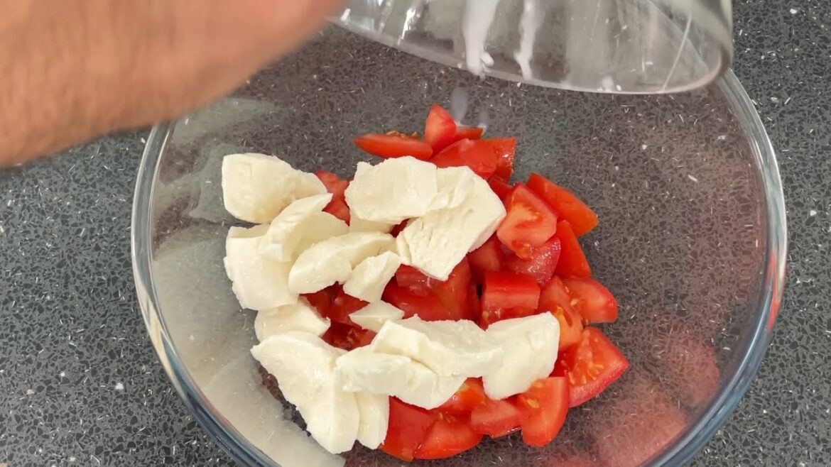 Tomato & mozzarella salad – you’ll wonder why you haven’t made it already! simple and delicious! Tomato & mozzarella salad - you'll wonder why you haven't made it already! simple and delicious!