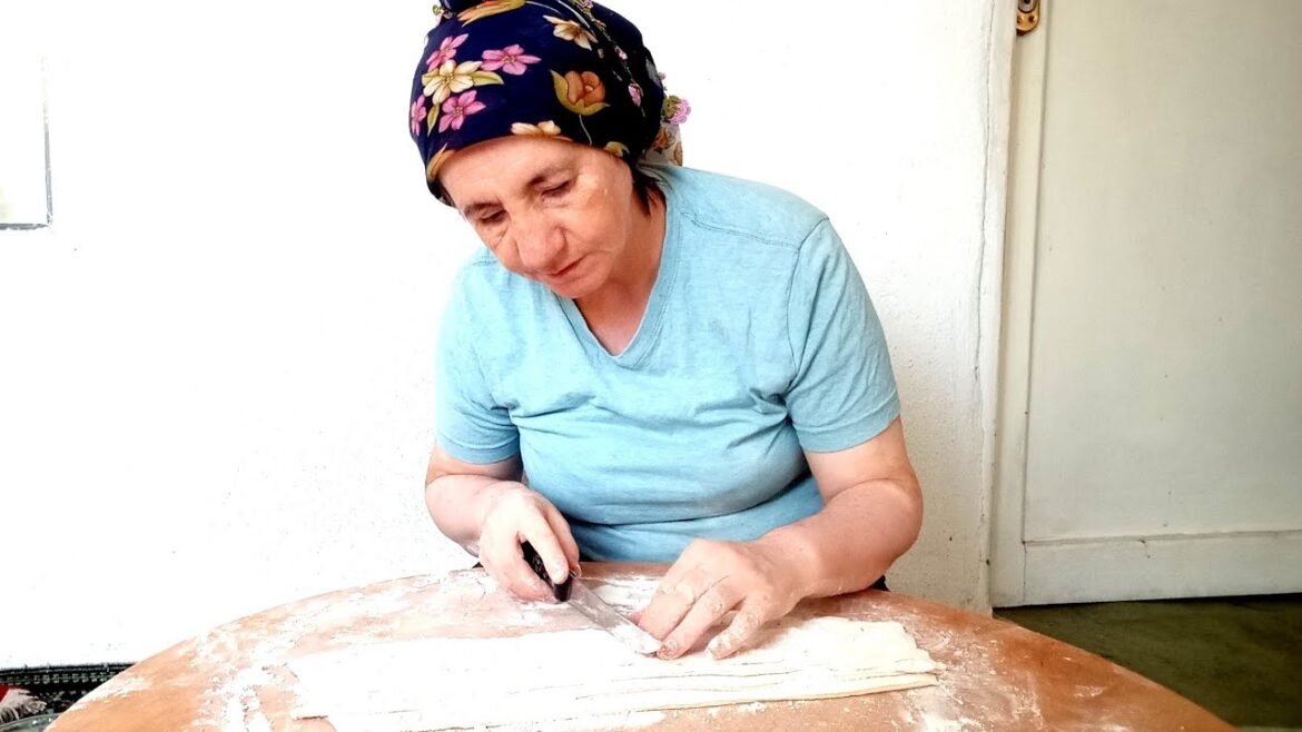 Bu Hamur işi BALIKESİR' İN Meşhur Yoğurtlu Peynirli Kulak Hamuru