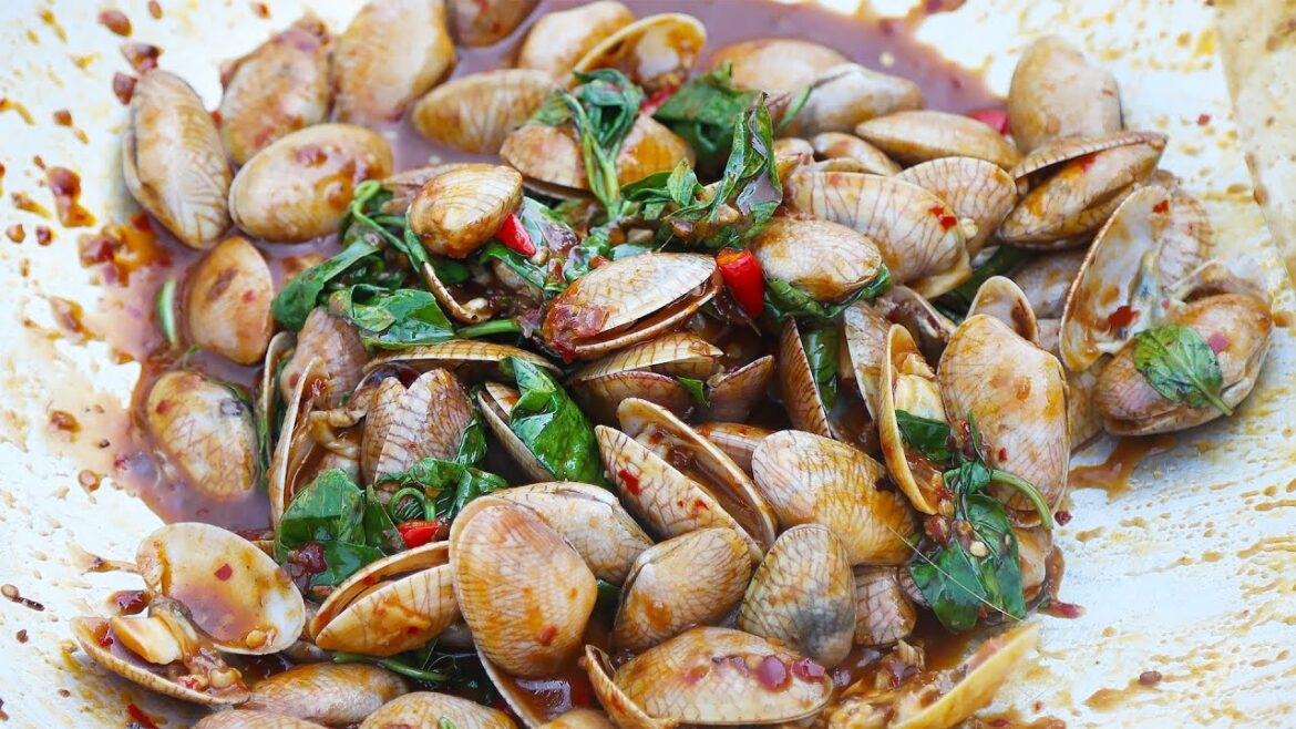 Fried Clams with Basil in 10 Minutes - Thai Recipe with Aromatic Sweet and Spicy Sauce