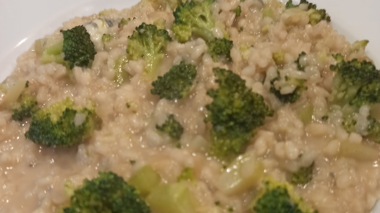 RICH AND CREAMY RISOTTO WITH BROCCOLI AND CHEESE. Dining