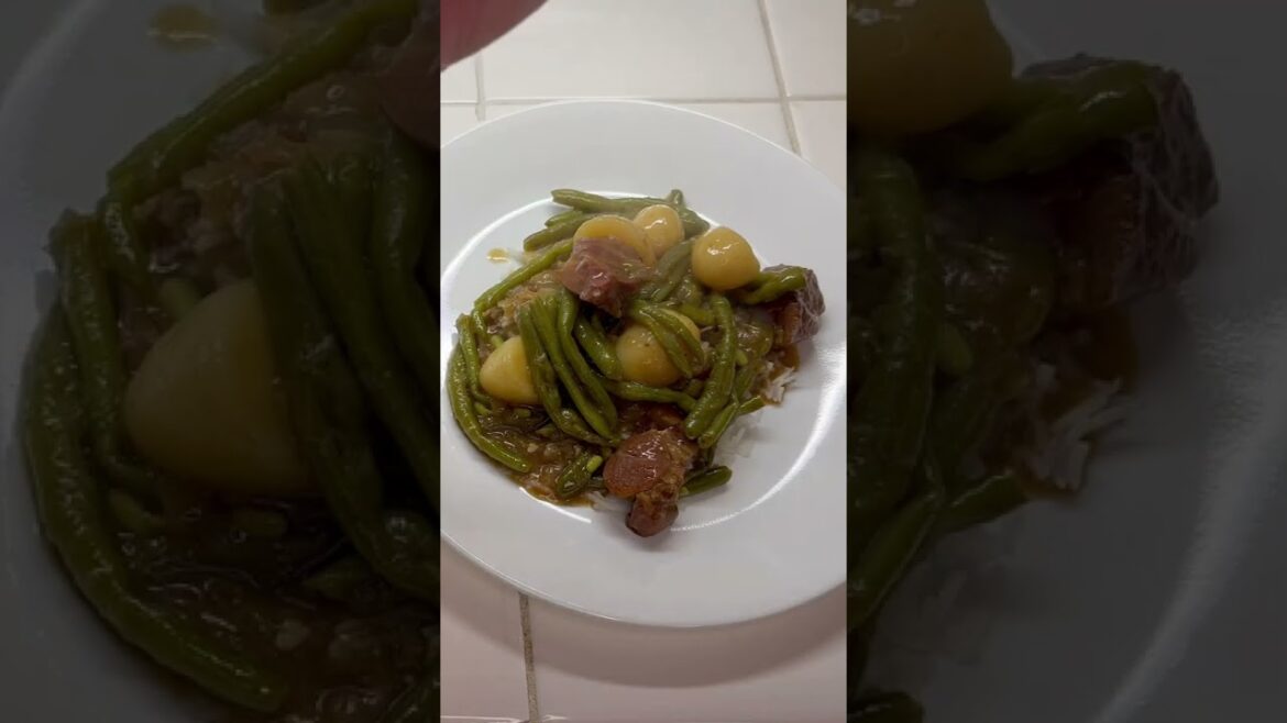 Grandma's Hearty Salt Pork and Green Bean Stew #dinnerrecipe #cheaprecipes #sidedish #vegetables