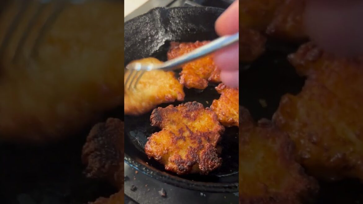 Make this easy, HEALTHY, homemade applesauce! #applesauce #hanukkah