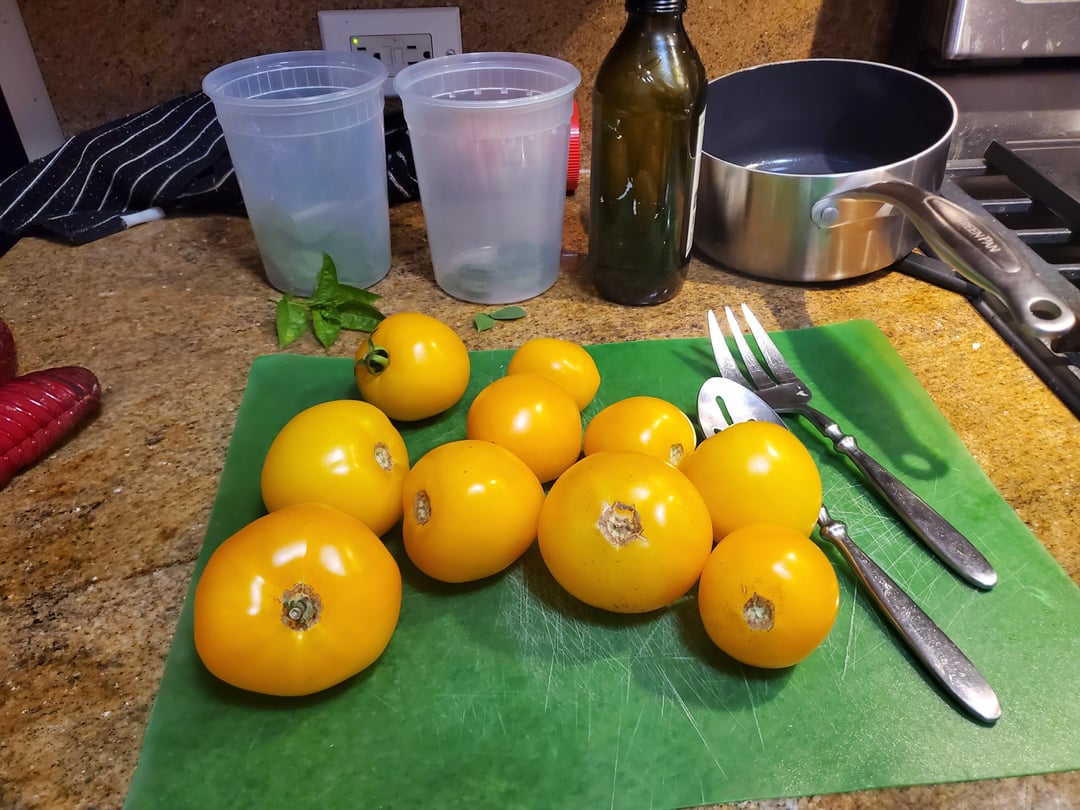 Is yellow marinara a crime, officers? Am I free to go? (To r/pizza