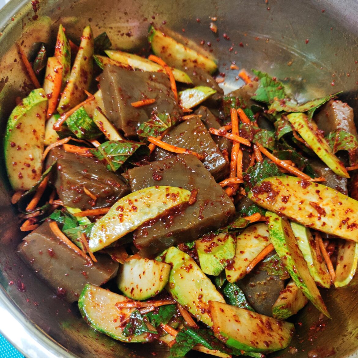 Dotori muk muchim(Spicy acorn jelly salad)