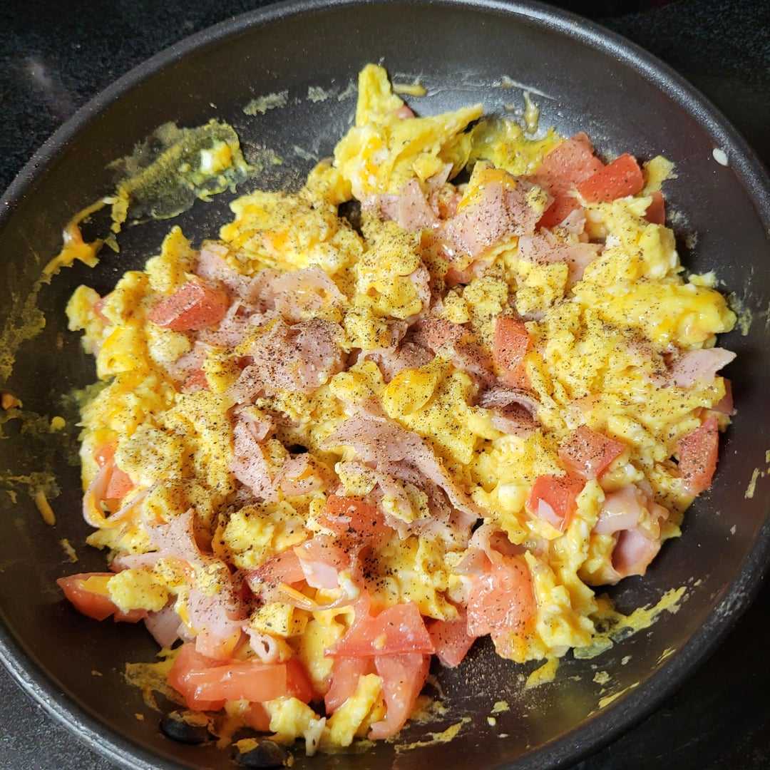 scrambled eggs with honey ham, sharp cheddar and tomato..with white
