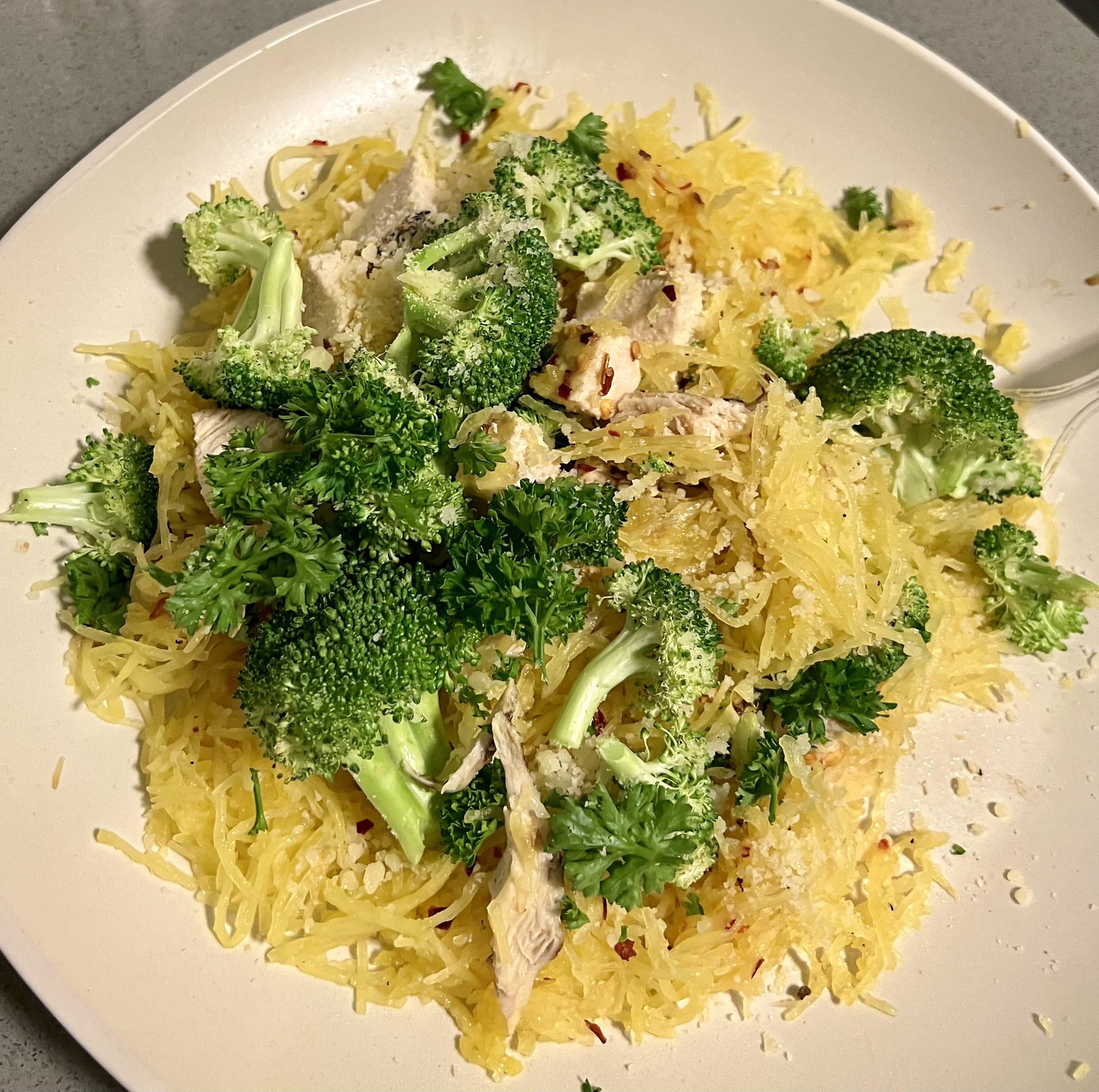 Red pepper flakegarlic spaghetti squash with chicken and broccoli (550
