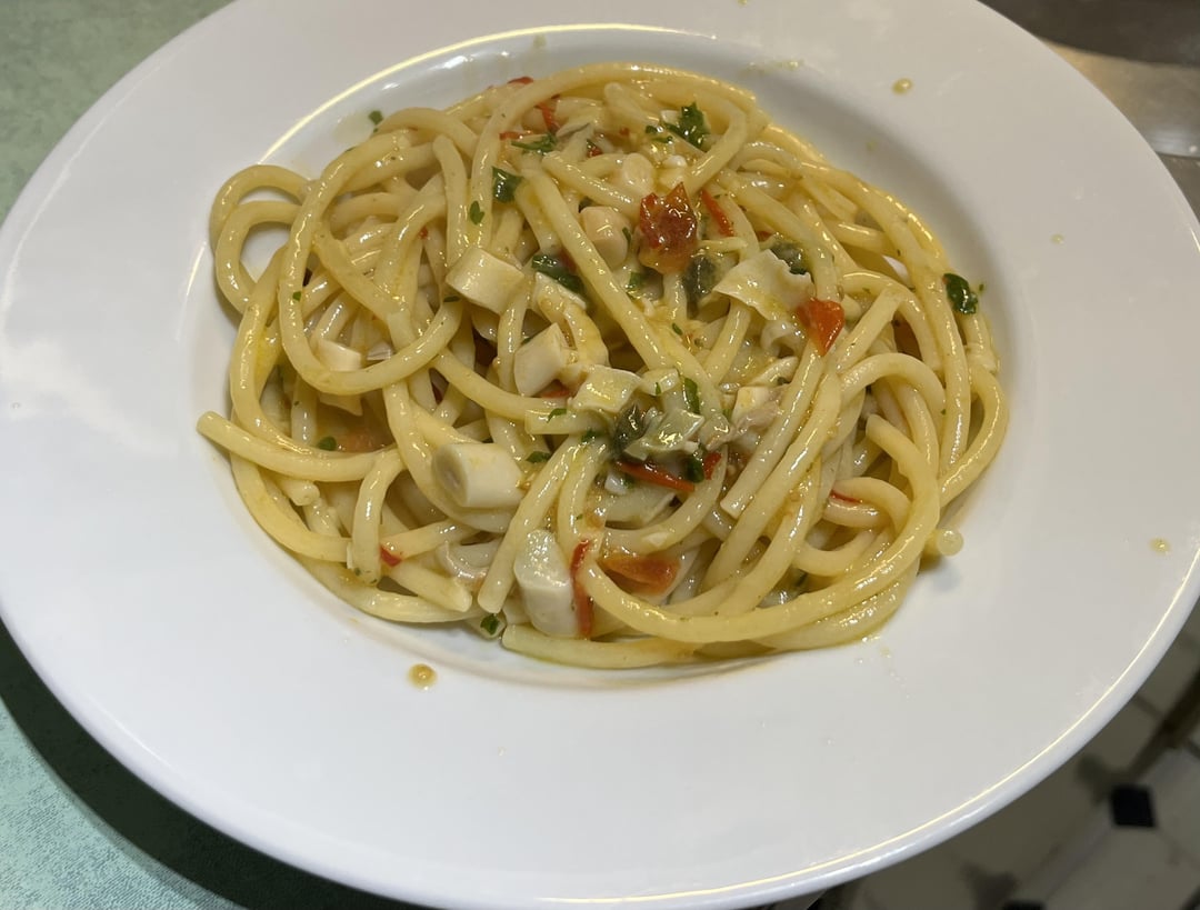 A worthy use of razor clams pasta aglio e olio with clams and dried