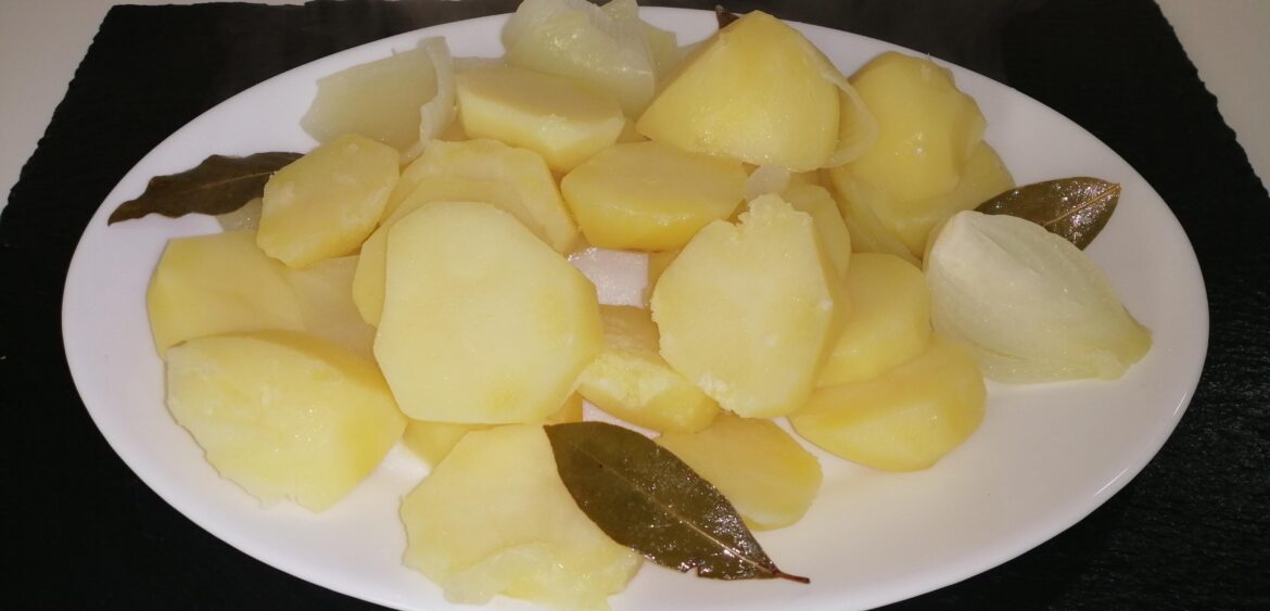 How to Cook Boiled Potatoes the Spanish Way