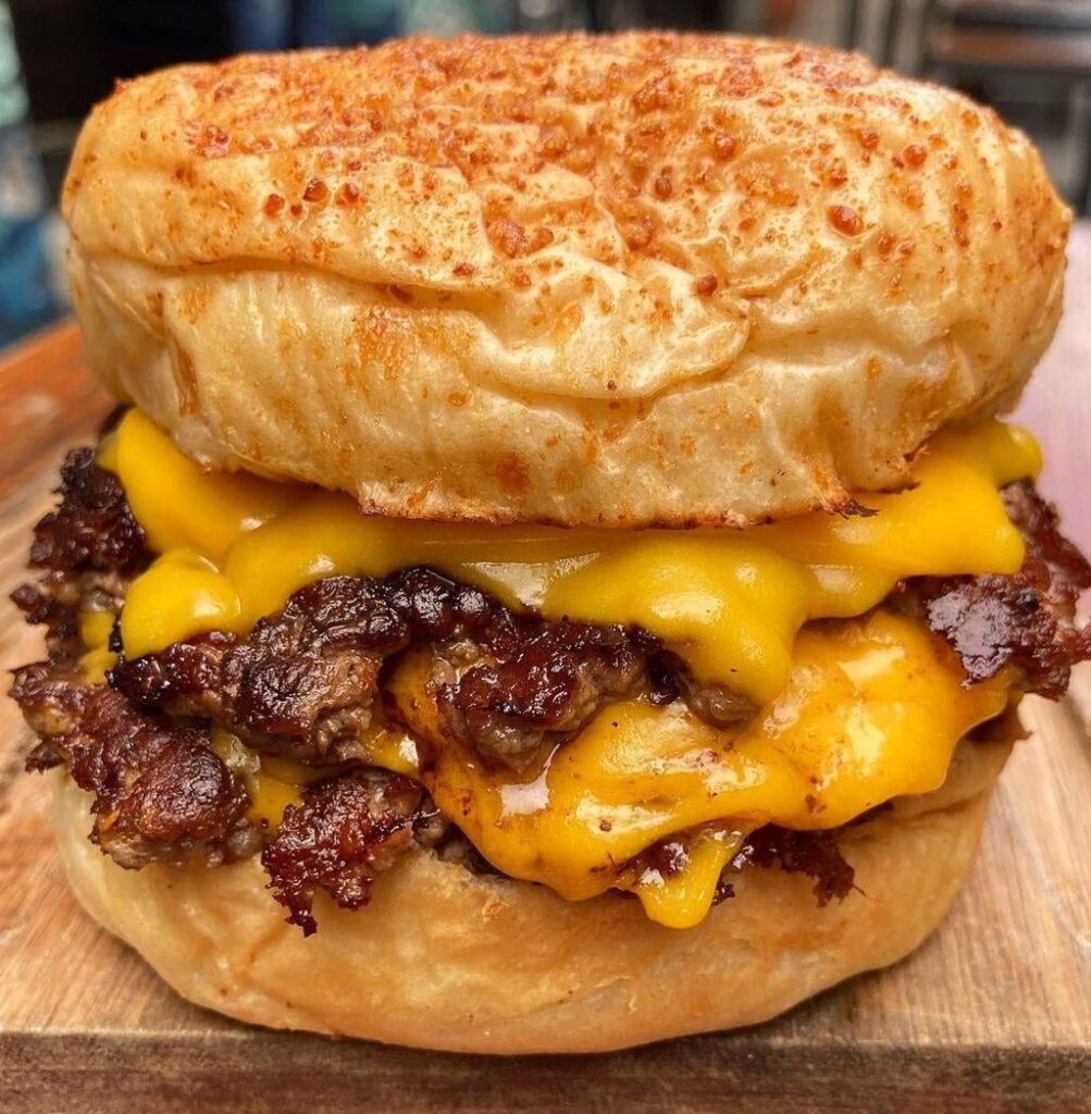 Double beef smash burger, double cheese in each patty with "thousand island" sauce and artisanal bread