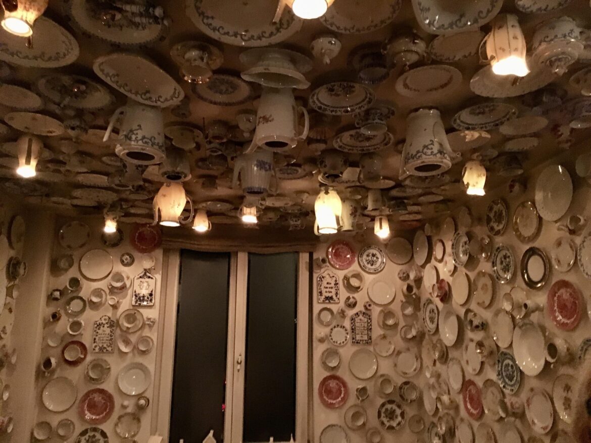 Saw your hanging plates from the roof and raise with plates on the wall!