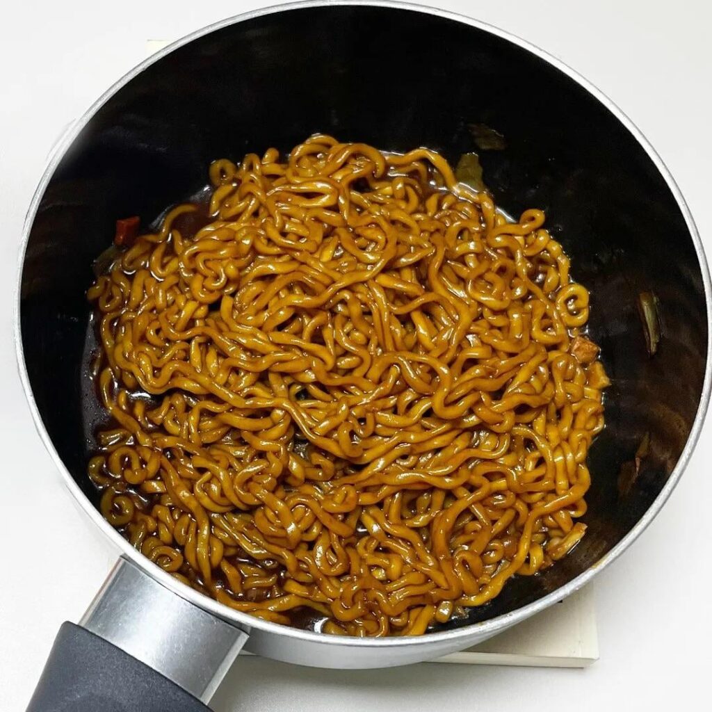 Chapagetti (black fried noodle)