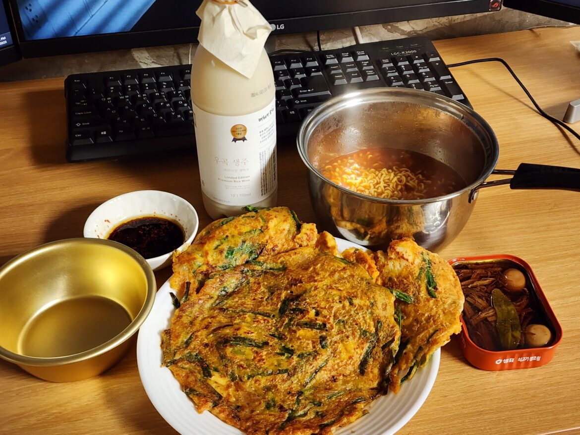 It's raining here in Korea so I made garlic chive pancakes with takju and ramyeon!