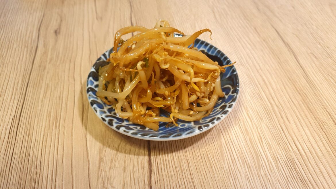 Light and easy Japanese appetizer: bean sprouts salad