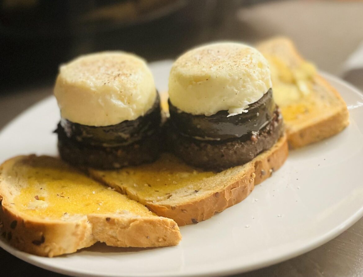 Scottish 🏴󠁧󠁢󠁳󠁣󠁴󠁿 stack - Poached egg, black pudding with haggis on toast 😊