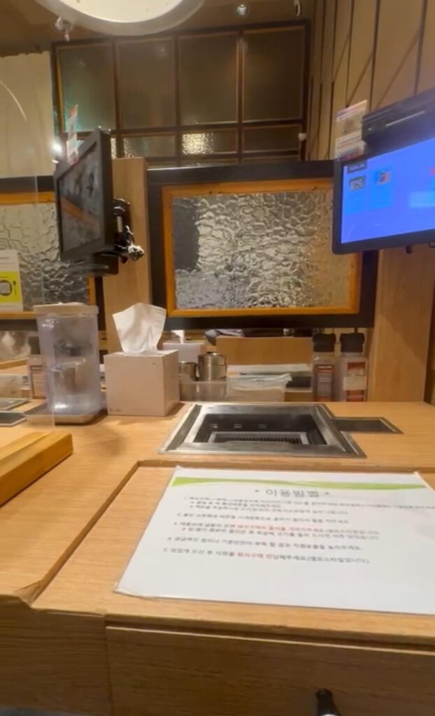 Are there any spots that have a similar dining experience to Ichiran Ramen?