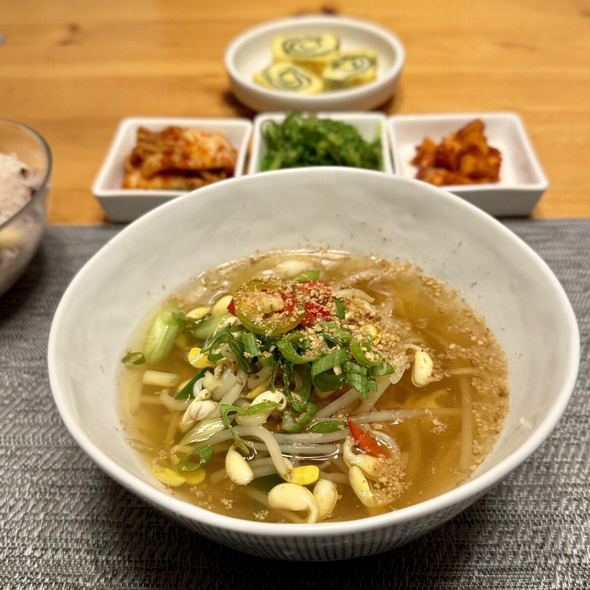 Kongnamul guk for a rainy night