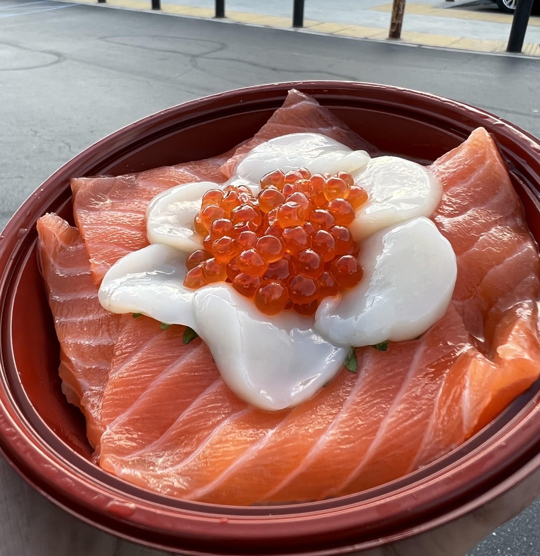 salmon scallop & marinated salmon roe from a grocery store (sake hotate