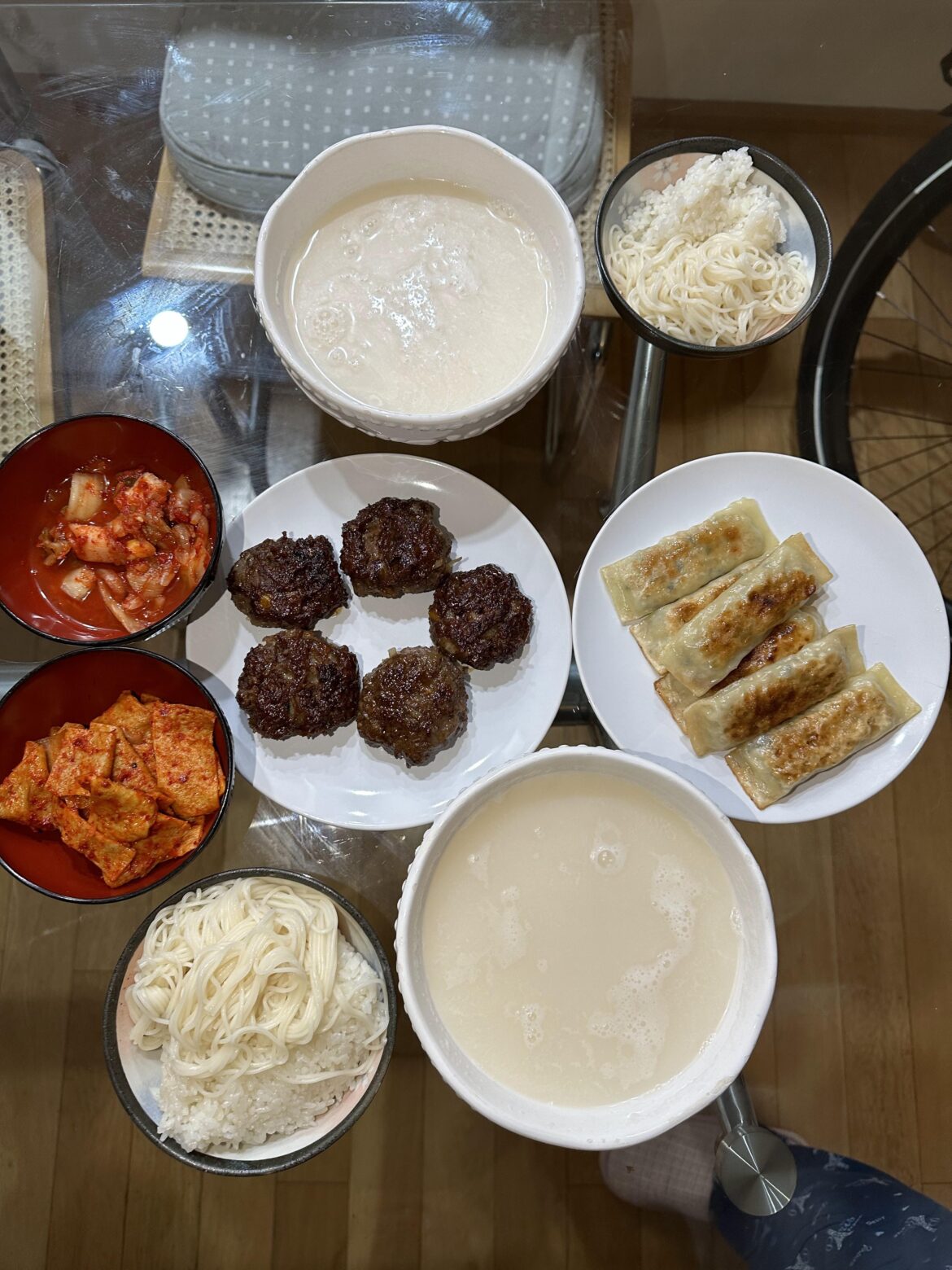 Seolleongtang and sides