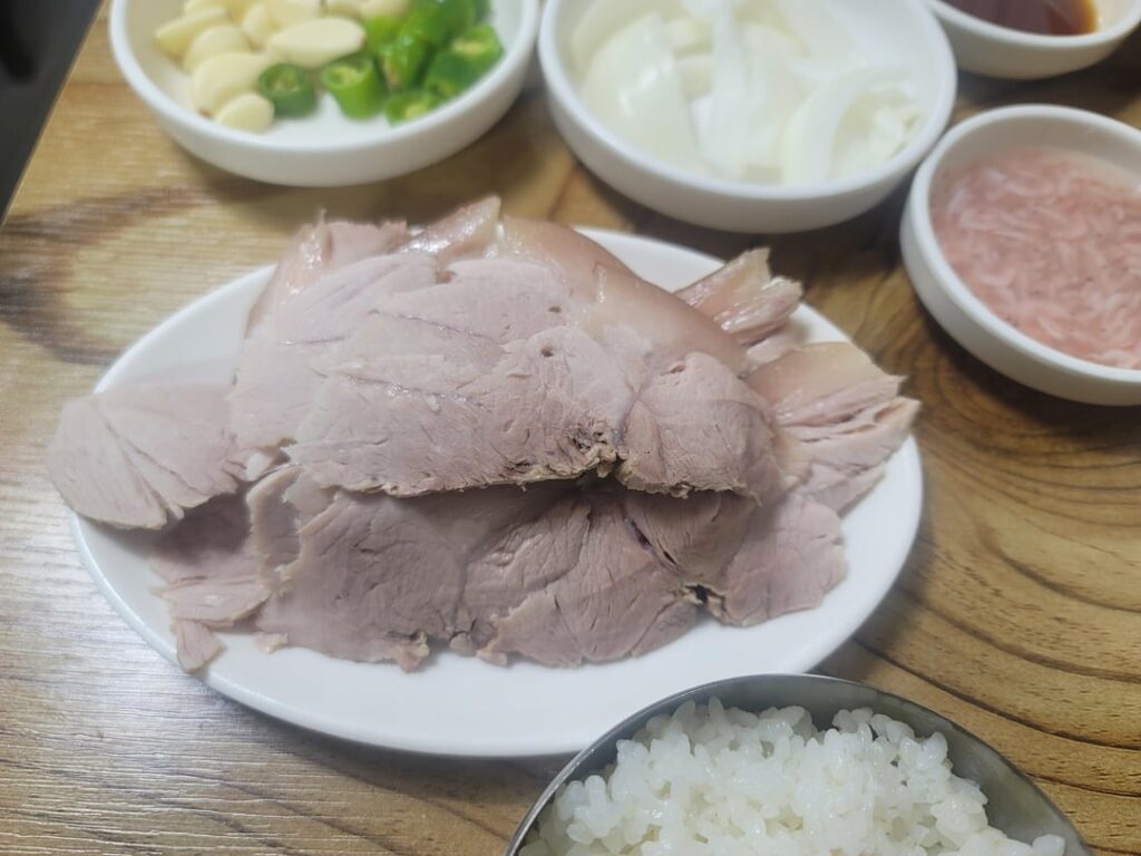 돼지국밥 Pork soup and rice