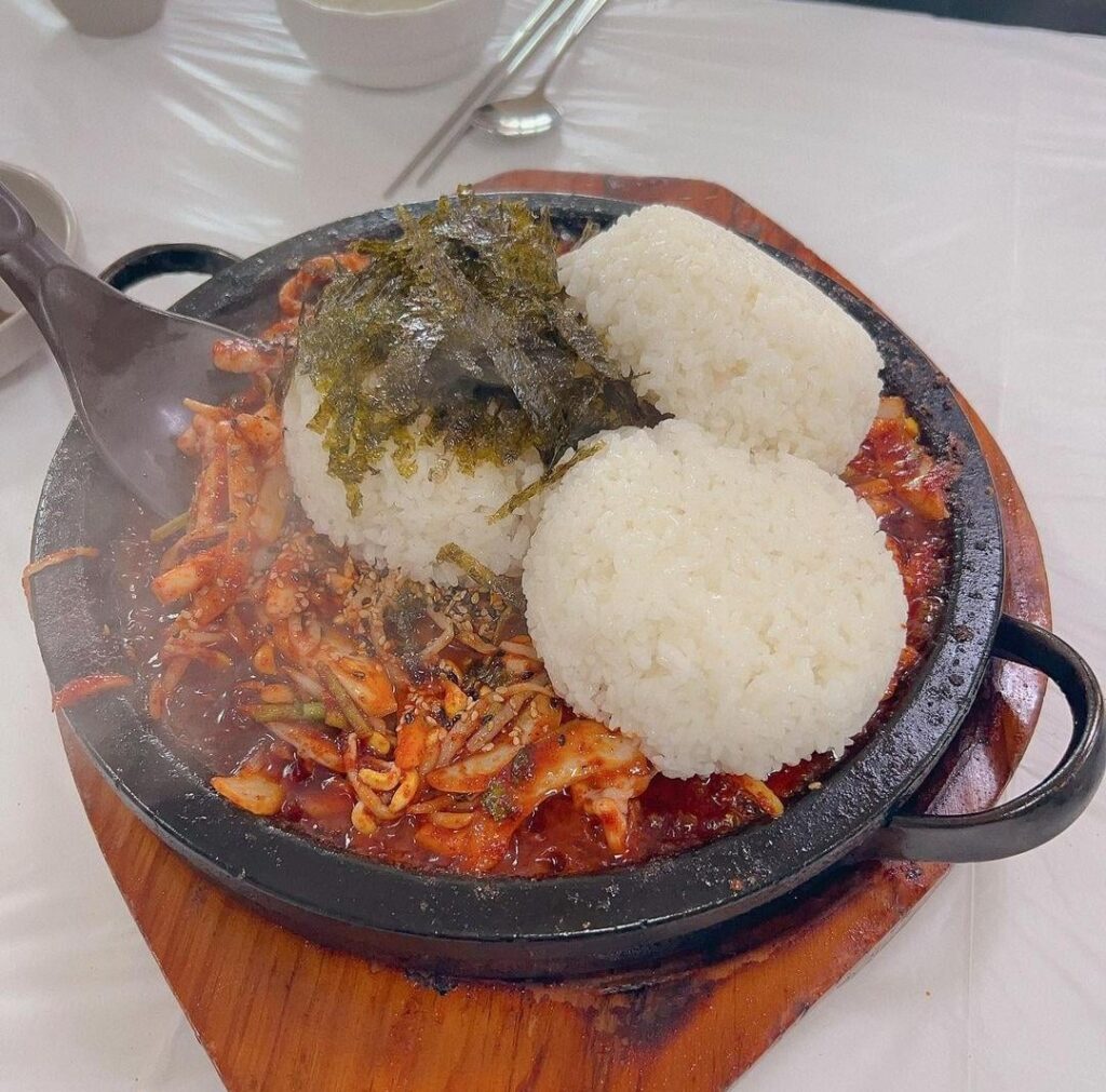 오징어볶음에 밥을 볶아