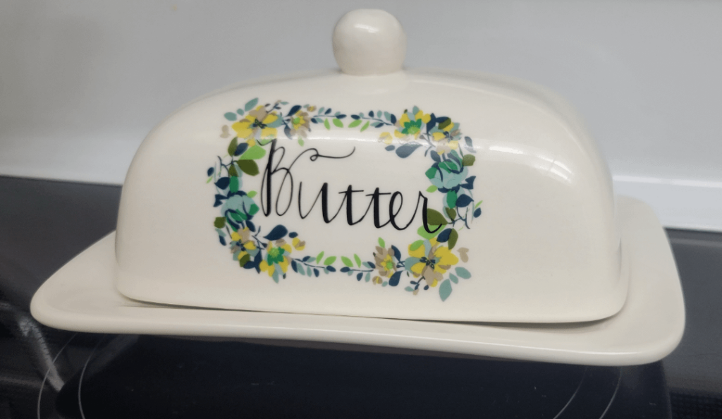 Is there supposed to be such a large an air gap between this butter dish its cover?