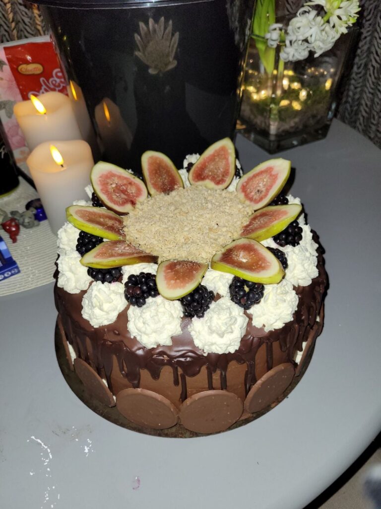 you've seen my thanos cake and you've seen my maggot cake, now get ready for my first ever serious cake!