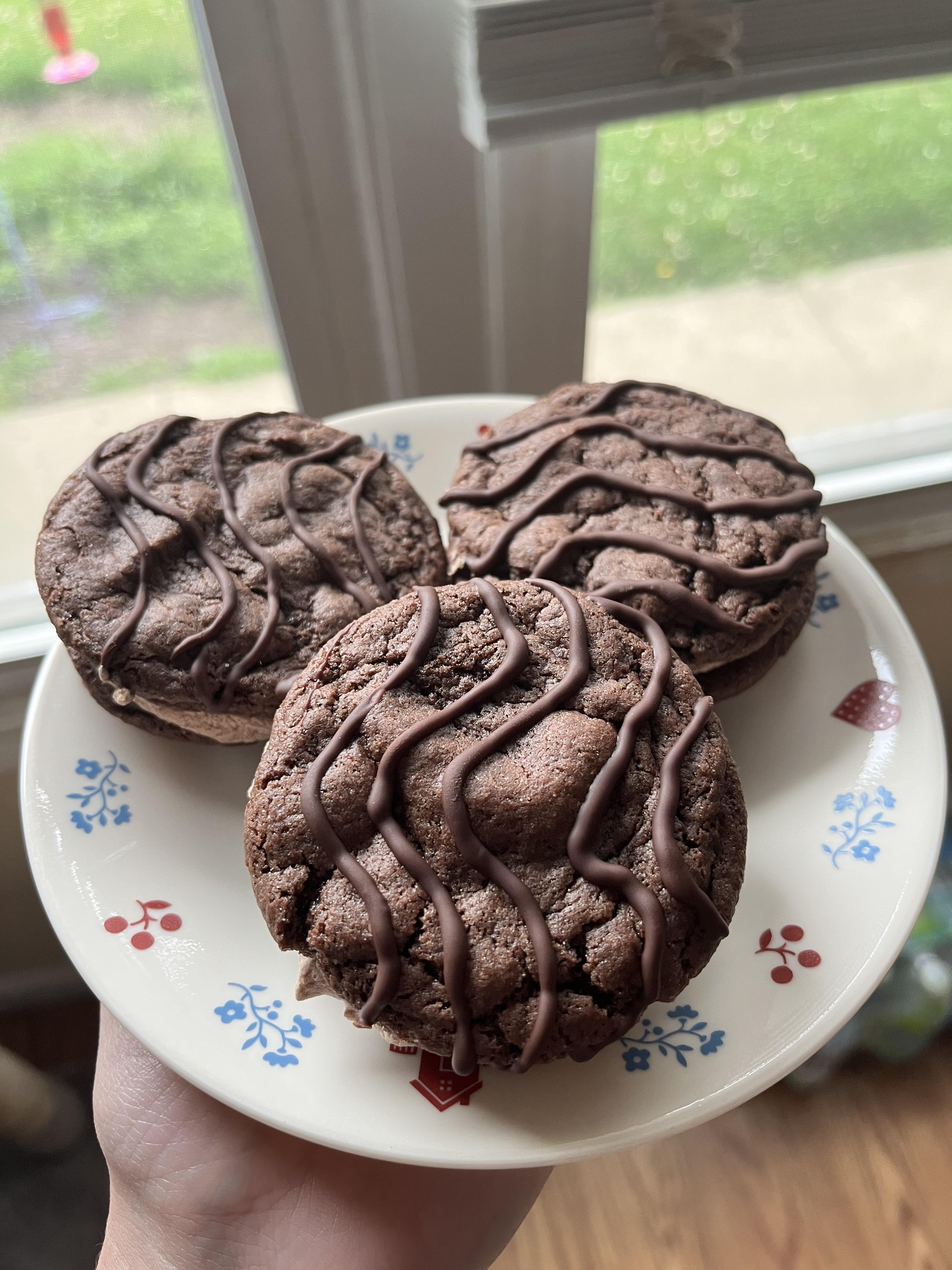 I’ve seen a lot of Oatmeal Pies lately, so I bring you my fudge rounds